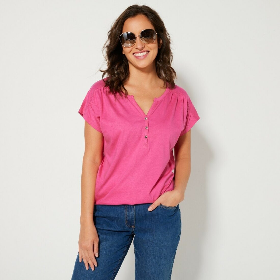 Jednobarevné tričko s tuniským výstřihem a krátkými rukávy
