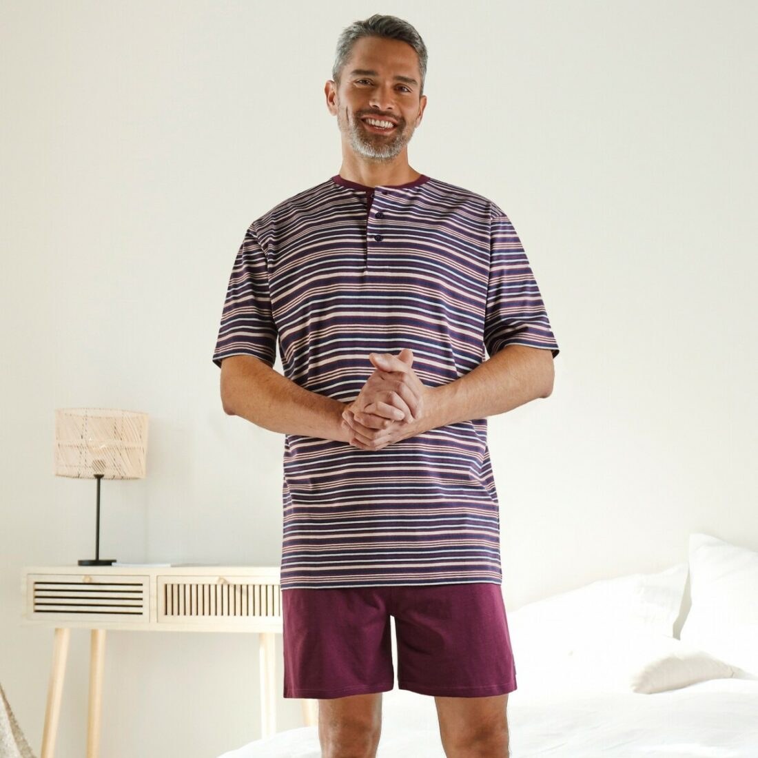 Pruhované pyžamo se šortkami a tuniským výstřihem