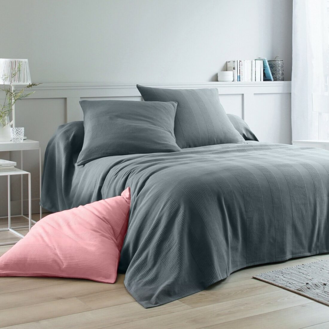 Jednobarevný tkaný přehoz na postel